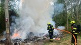 Tragický požár ve Štěrboholích: V troskách přístřešku našli hasiči lidské torzo!