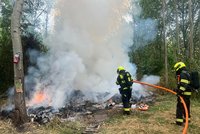 Tragický požár ve Štěrboholích: V troskách přístřešku našli hasiči lidské torzo!