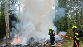 Tragický požár ve Štěrboholích: V troskách přístřešku našli hasiči lidské torzo!