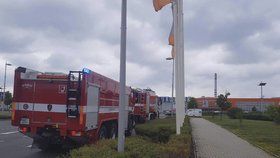 Ve Štěrboholích zasahovali hasiči u požáru fasády obchodního centra.