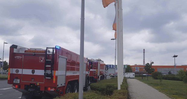 Ve Štěrboholích zasahovali hasiči u požáru fasády obchodního centra.