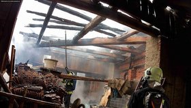 12 hasičských jednotek zkrotilo rozsáhlý požár stodoly ve Štěchově na Blanensku po třech hodinách. Škoda se blíží milionu korun.