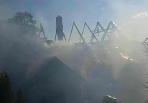 Při požáru statku na Svitavsku museli hasiči zachraňovat dobytek