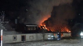 Požár stodoly a domu u Jindřichova Hradce způsobil škodu čtyři mil. Kč.
