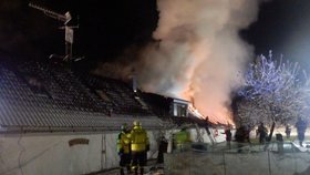 Požár stodoly a domu u Jindřichova Hradce způsobil škodu čtyři mil. Kč.