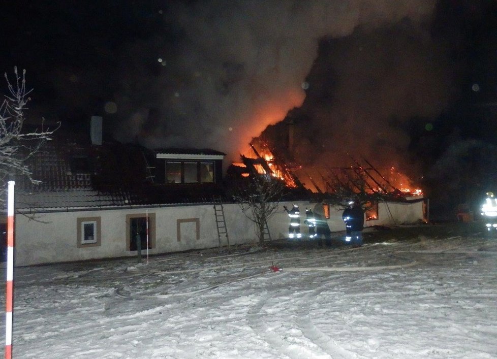 Požár stodoly a domu u Jindřichova Hradce způsobil škodu čtyři mil. Kč.