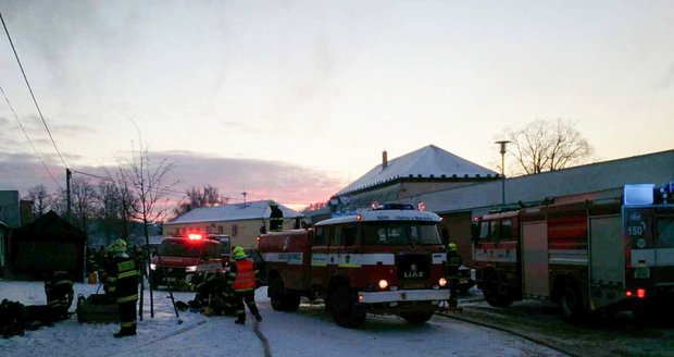 Těžký zásah hasičů: Bojovali s ohněm při teplotě čtrnáct stupňů pod bodem mrazu!
