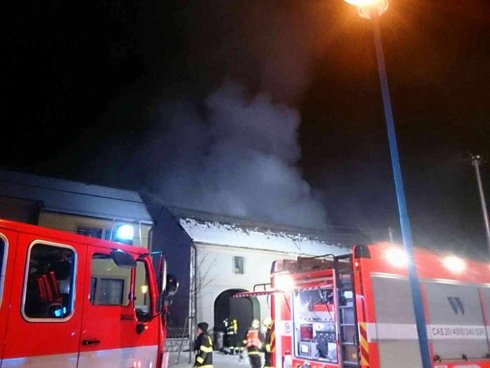 Deset jednotek hasičů bojovalo v sobotu ráno s ohněm v Ostrově u Macochy.