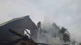 Dvě stodoly lehly popelem, škody jsou milionové: Hasiči místo hlídají