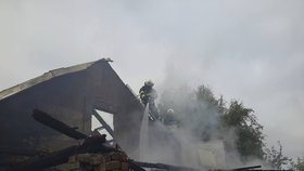 Při čtvrtečním požáru dvou stodol v Bratčicích na Brněnsku vznikla škoda kolem tří a půl milionu korun. Proč hořelo, zjišťuje vyšetřovatel hasičů.