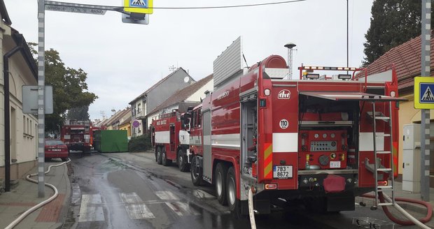 Při čtvrtečním požáru dvou stodol v Bratčicích na Brněnsku vznikla škoda kolem tří a půl milionu korun. Proč hořelo, zjišťuje vyšetřovatel hasičů.