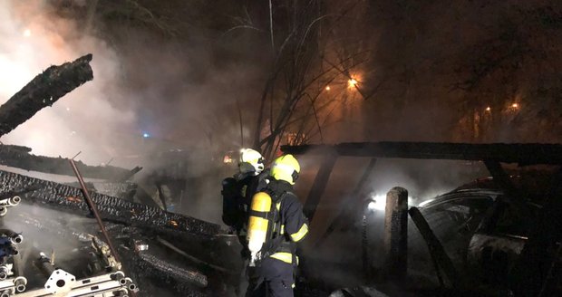 Pražští hasiči zasahovali u požáru stodoly u Strakonické ulice.