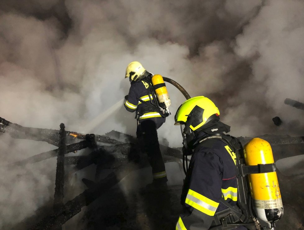 Pražští hasiči zasahovali u požáru stodoly u Strakonické ulice.