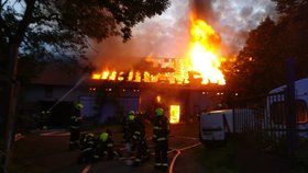 VIDEO: Na jihu Prahy v Točné zasahovalo v noci sedm hasičských jednotek. Vzňala se tam stodola