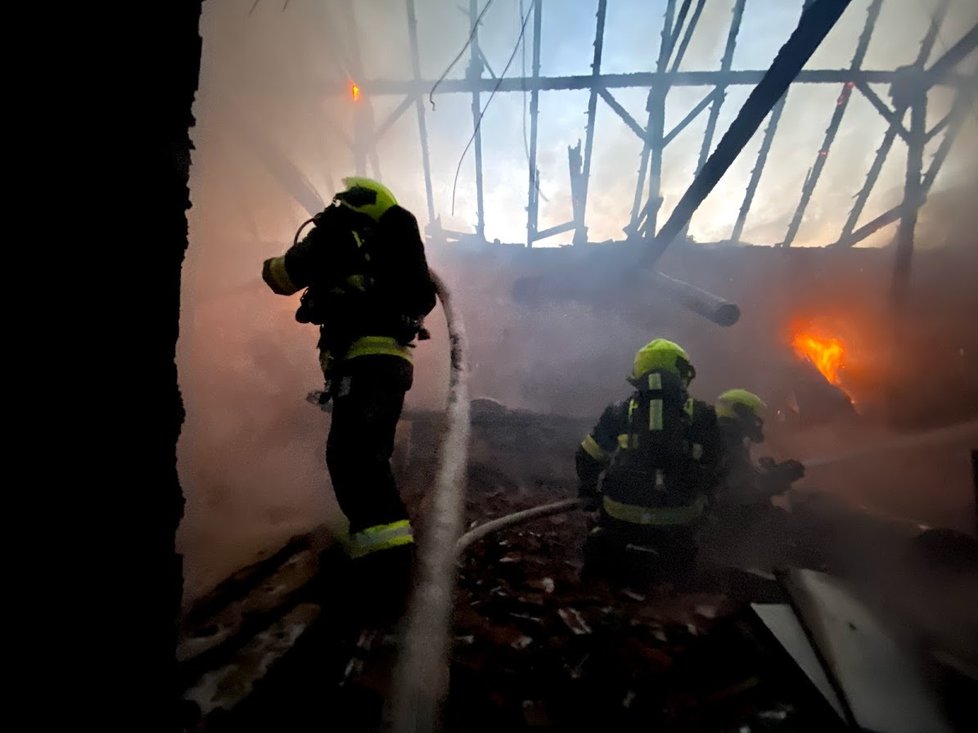 V noci ze soboty na neděli hořela stodola v Toční na jihu Prahy. Nikdo nebyl raněn.