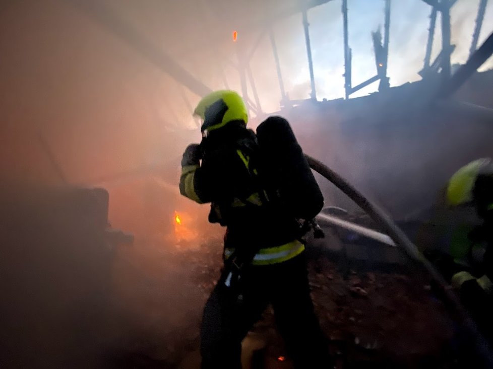 V noci ze soboty na neděli hořela stodola v Toční na jihu Prahy. Nikdo nebyl raněn.