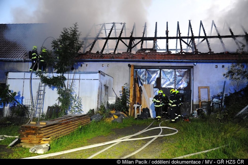 V noci ze soboty na neděli hořela stodola v Toční na jihu Prahy. Nikdo nebyl raněn.