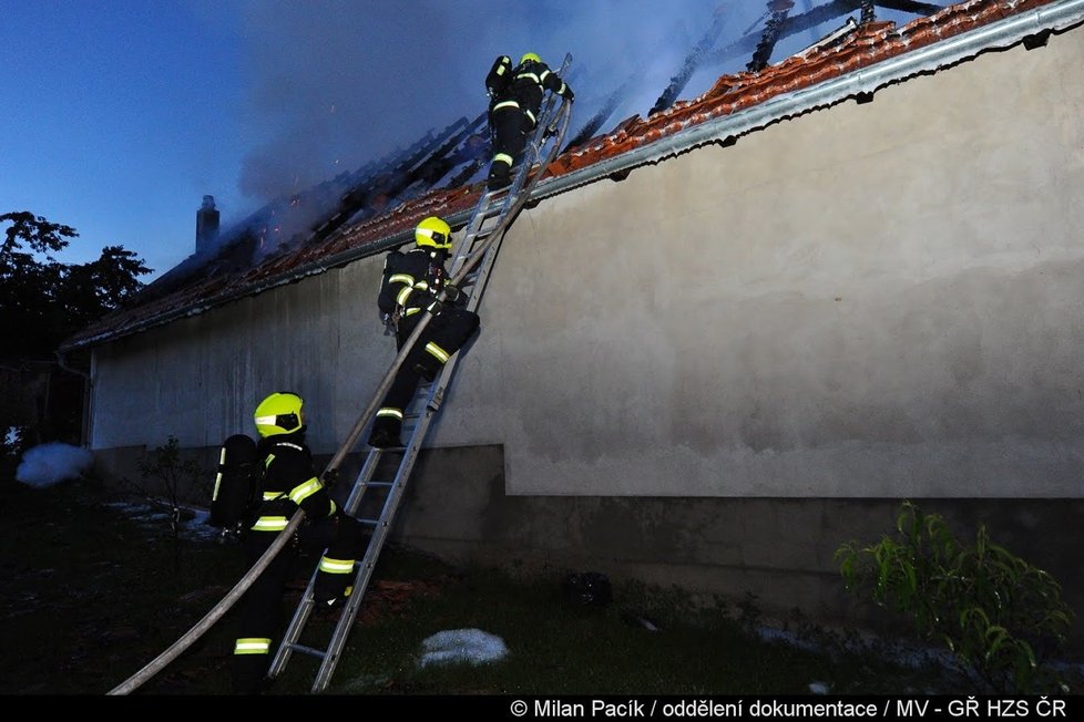 V noci ze soboty na neděli hořela stodola v Toční na jihu Prahy. Nikdo nebyl raněn.