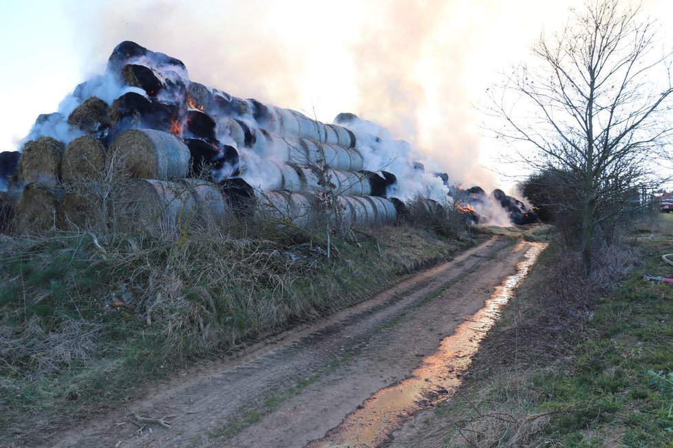 Požár stohu na Domažlicku, podpálit ho měli dva kluci (13 a 15).