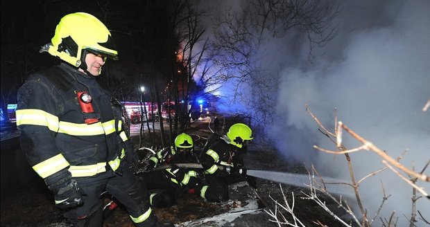 Pražští profesionální i dobrovolní hasiči zasahovali u požáru prázdných garáží či bývalých fotbalových šaten na Strahově.