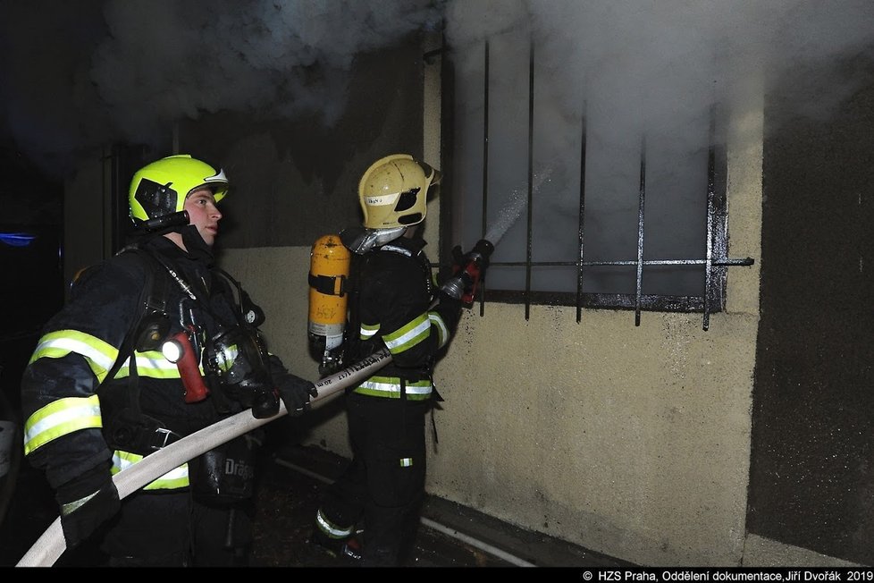 Pražští profesionální i dobrovolní hasiči zasahovali u požáru prázdných garáží či bývalých fotbalových šaten na Strahově.