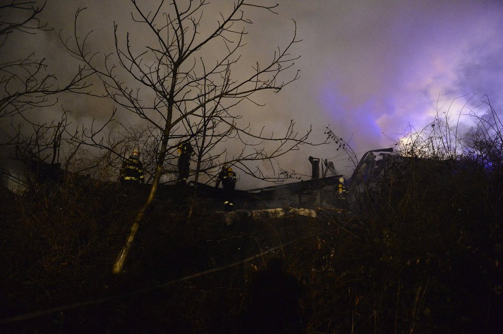 Požár v pražských Strašnicích: Budova u velodromu lehla popelem.