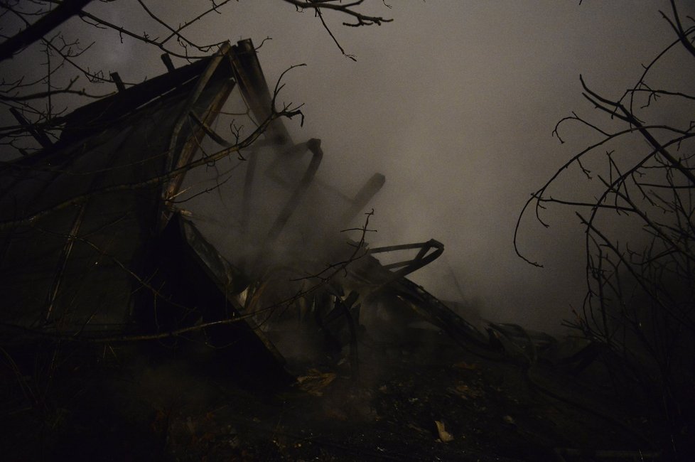 Požár v pražských Strašnicích: Budova u velodromu lehla popelem.