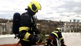 Požár domu na Smíchově: Hořela střecha, hasiči hledají skrytá ohniska požáru