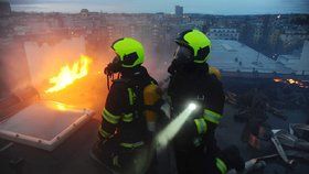 Pražští hasiči na Boží hod likvidovali požár střechy ve Vršovicích.