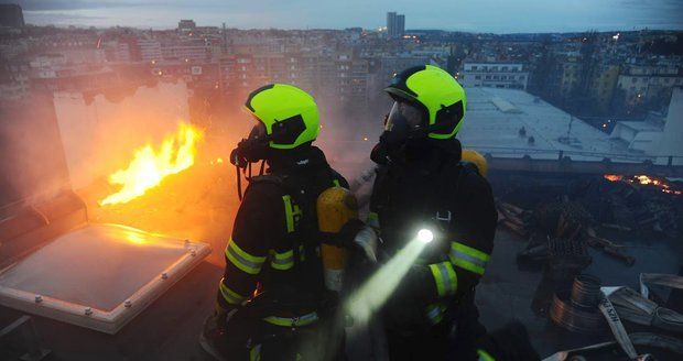 Perné Vánoce pražských hasičů: Přes svátky vyjížděli 60krát, při požáru stromečku zemřela žena