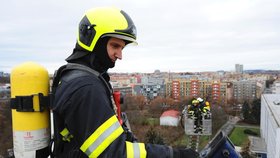 Pražští hasiči zasahovali i na Boží hod. Likvidovali požár střechy ve Vršovicích.