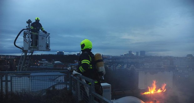 Pražští hasiči na Boží hod likvidovali požár střechy ve Vršovicích.