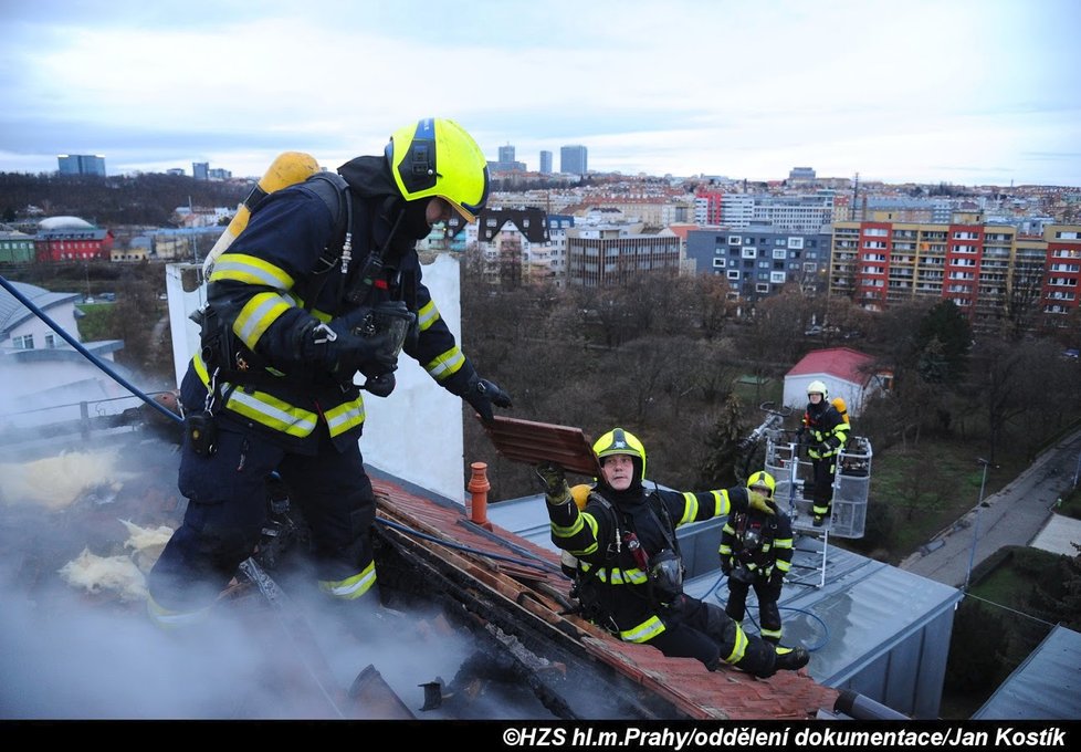 Pražští hasiči na Boží hod likvidovali požár střechy ve Vršovicích.