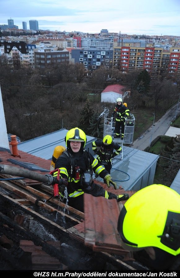 Pražští hasiči na Boží hod likvidovali požár střechy ve Vršovicích.