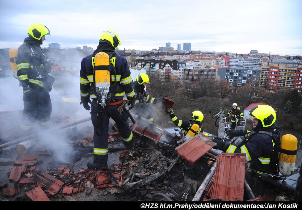 Pražští hasiči na Boží hod likvidovali požár střechy ve Vršovicích.