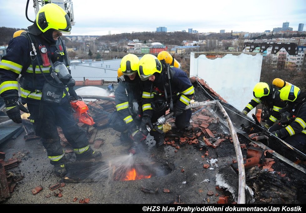 Pražští hasiči na Boží hod likvidovali požár střechy ve Vršovicích.