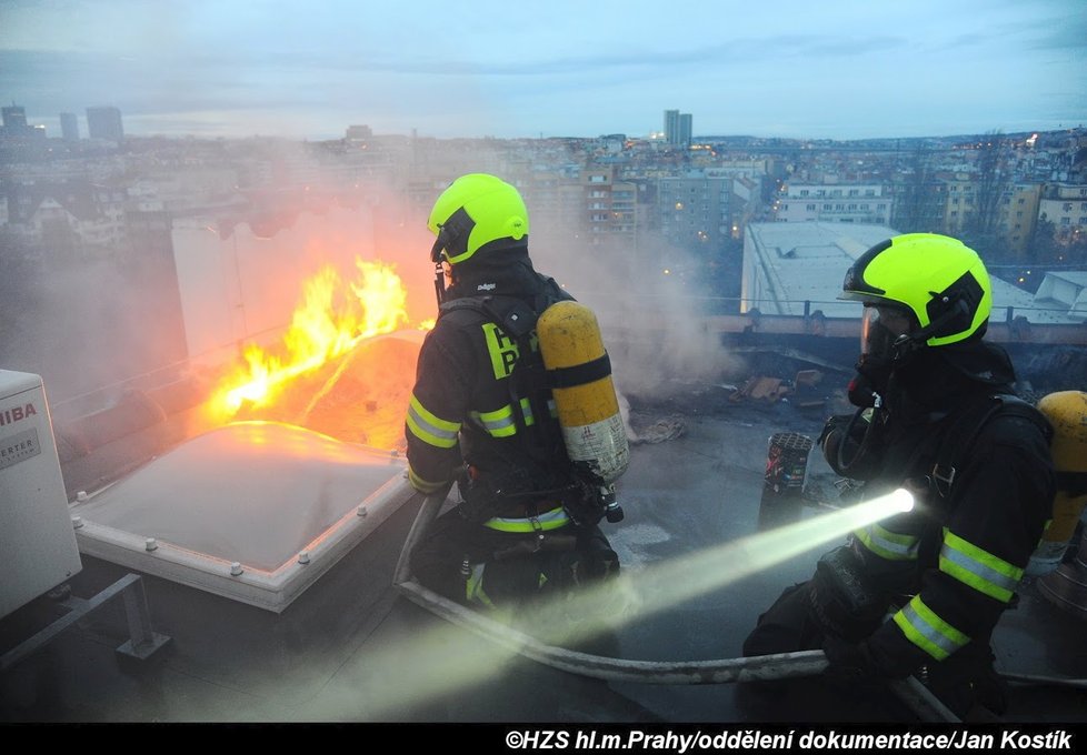 Pražští hasiči na Boží hod likvidovali požár střechy ve Vršovicích.