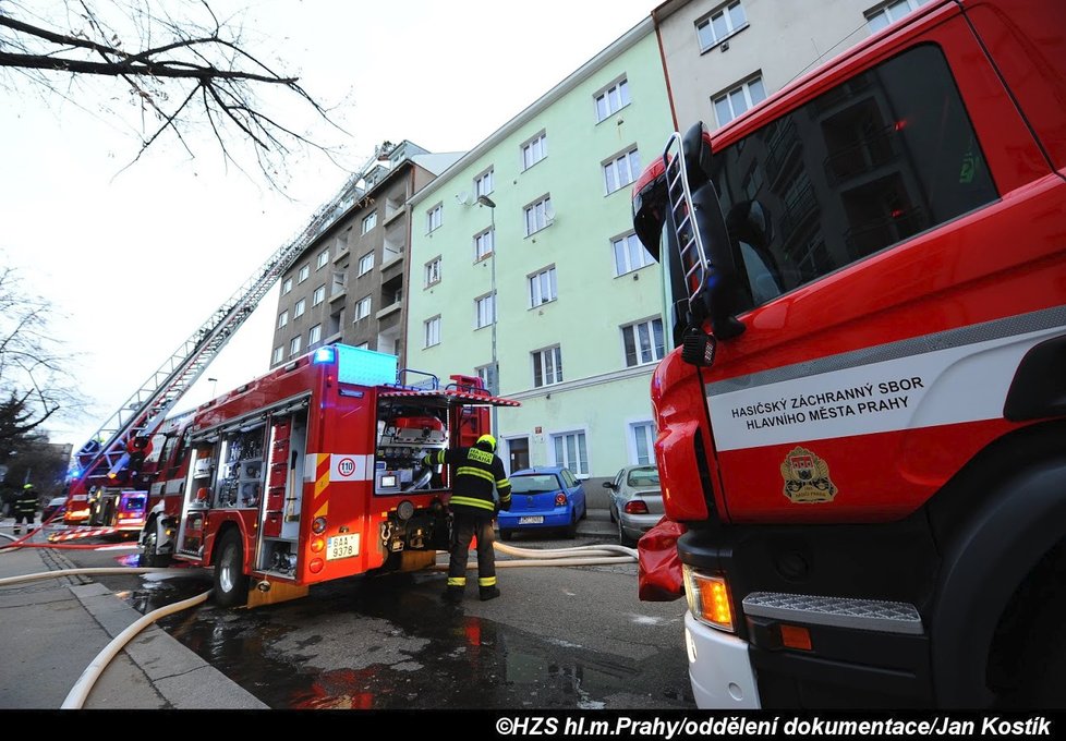 Pražští hasiči na Boží hod likvidovali požár střechy ve Vršovicích.