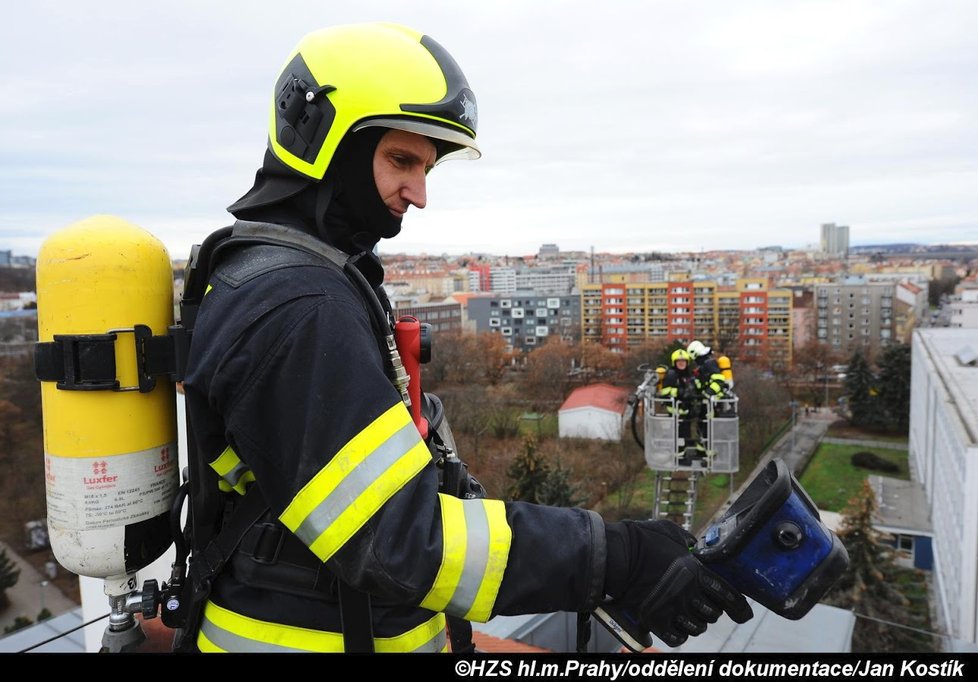 Pražští hasiči na Boží hod likvidovali požár střechy ve Vršovicích.