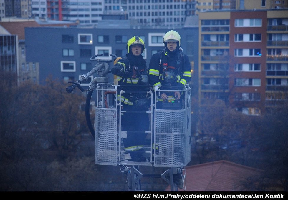 Pražští hasiči na Boží hod likvidovali požár střechy ve Vršovicích.