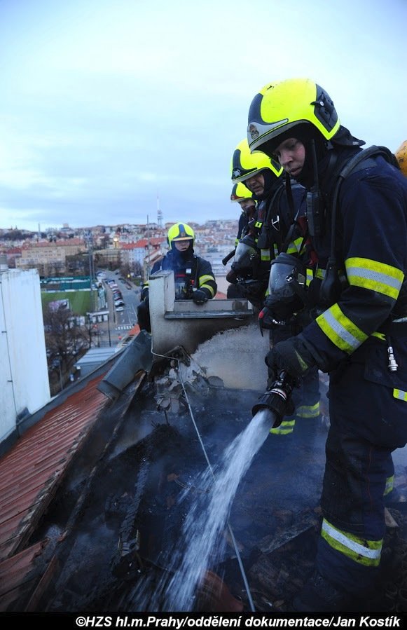 Pražští hasiči na Boží hod likvidovali požár střechy ve Vršovicích.