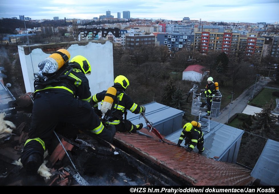 Pražští hasiči na Boží hod likvidovali požár střechy ve Vršovicích.