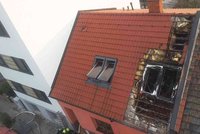 Plameny už šlehaly ze střechy: Hasiči z hořícího domu vyvedli dva nadýchané muže