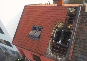 Milion a půl korun je škoda po středečním ranním požáru v rodinném domě v Brně. Dva mladé muže odvezla záchranka do nemocnice.