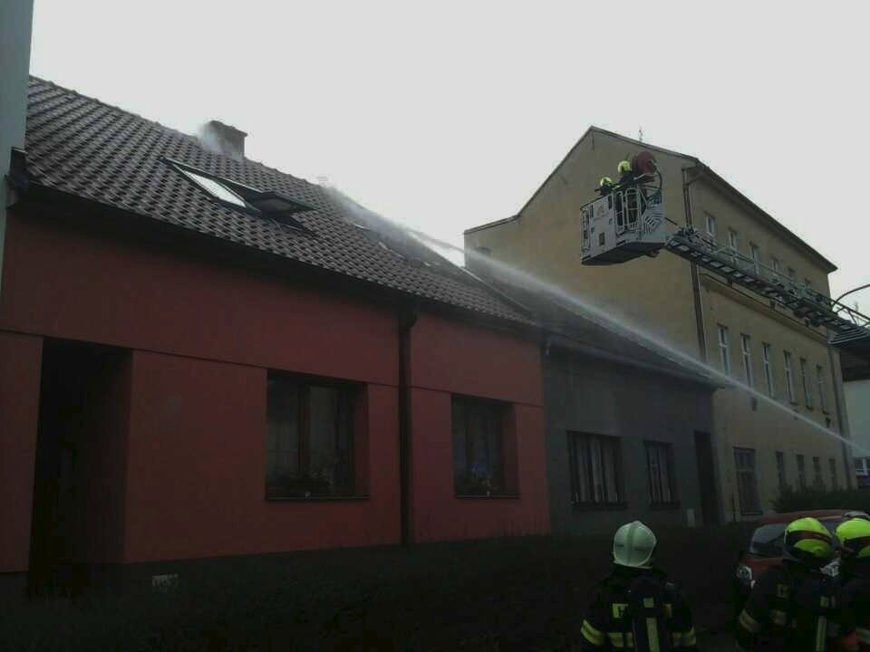 Milion a půl korun je škoda po středečním ranním požáru v rodinném domě v Brně. Dva mladé muže odvezla záchranka do nemocnice.