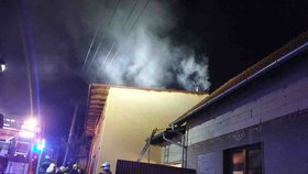 Při úterním večerním požáru v Rousínově plameny zničily střechu stavení. Škoda je 1,5 milionu.