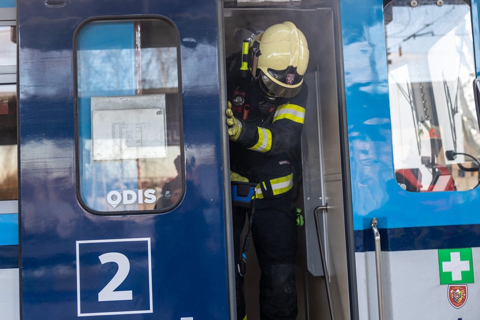 Ve Studénce hořel motorový vlak, cestující i strojvedoucí ho stihli opustit (14. 1. 2023).