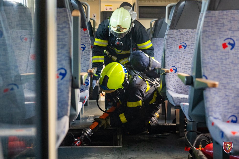 Ve Studénce hořel motorový vlak, cestující i strojvedoucí ho stihli opustit (14. 1. 2023).