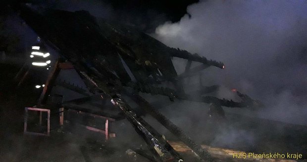 Dřevěná chata, která sloužila u Stránského mlýna na Tachovsku jako kuchyň dětského tábora, lehla popelem.