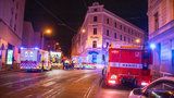 Noční drama na Žižkově: Požár uvěznil pět lidí uvnitř domu 